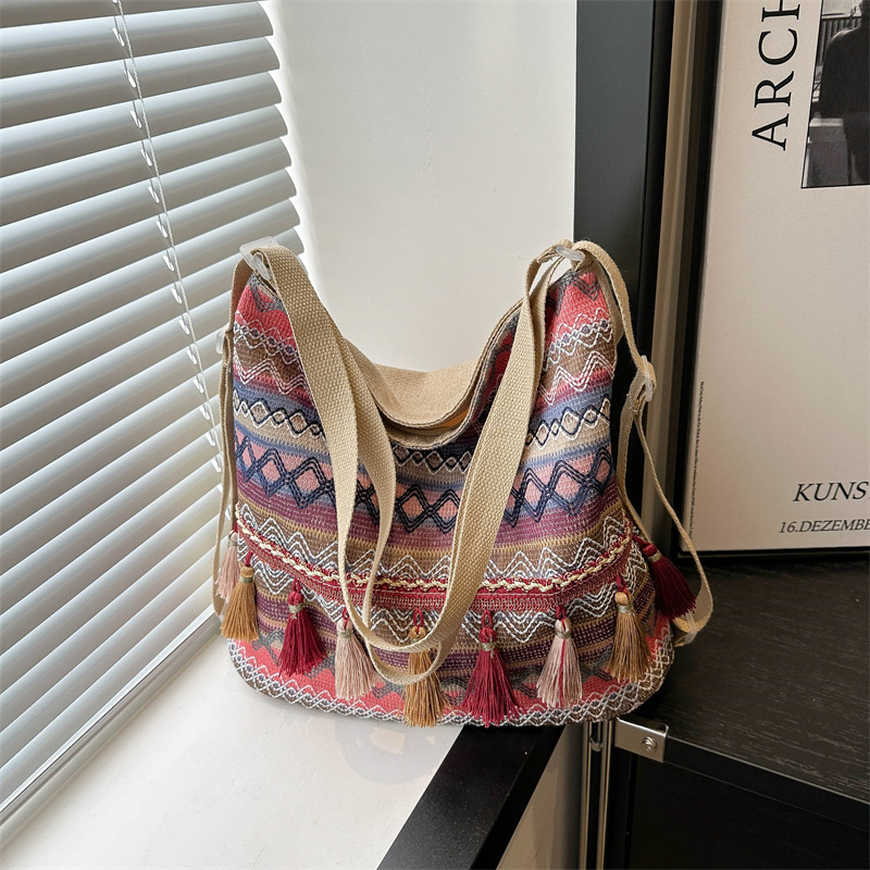 Características nacionales bolsas de mano para mujeres 2024 nuevo estilo en línea bolsas de hombro de viajes casuales de moda de chicas bolsas de borda
