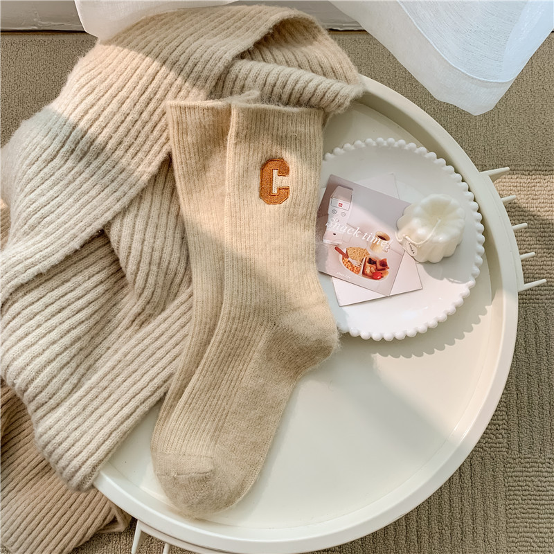 Calcetines de otoño e invierno calcetines de Cachemira de media pantorrilla de mujer letras bordadas C calcetines de pila japoneses ins calcetines de lana gruesa de moda