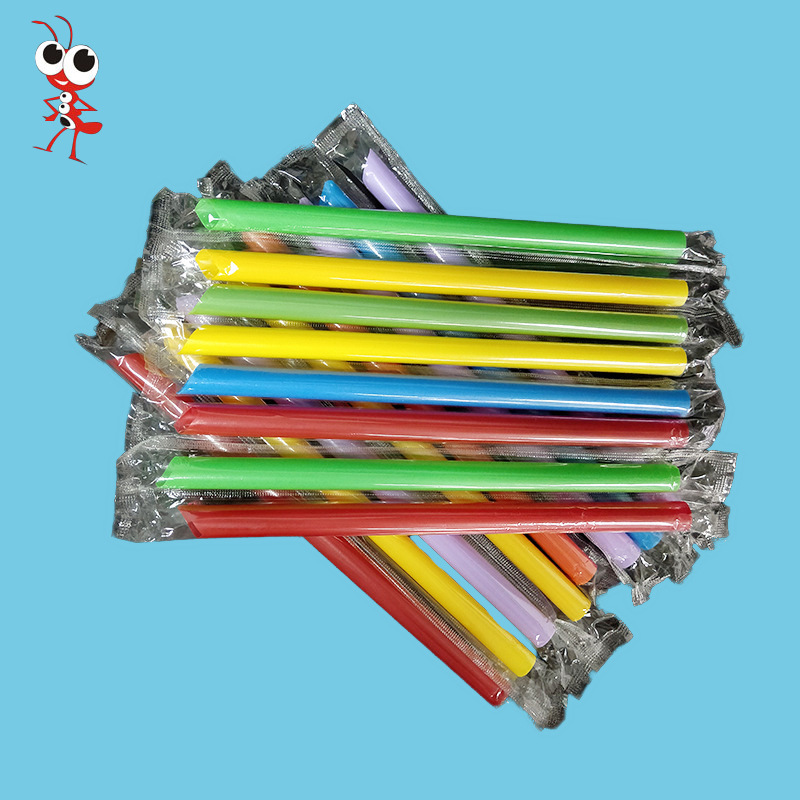 Pajitas de plástico desechables con revestimiento de película de colores variados del fabricante de Dongguan para bebidas, pajitas puntiagudas de plástico de calidad alimentaria y ecológicas en varios grosores.