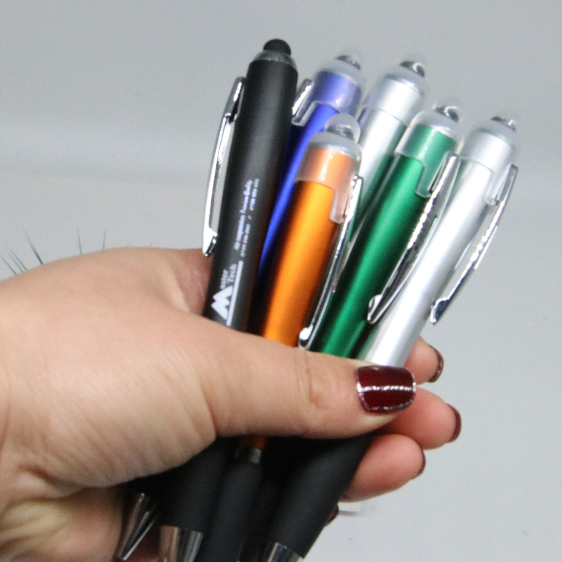 Venta al por mayor plástico táctil bolígrafo lámpara pluma multifuncional pluma de la lámpara de la pluma de la publicidad pantalla táctil pluma del teléfono móvil