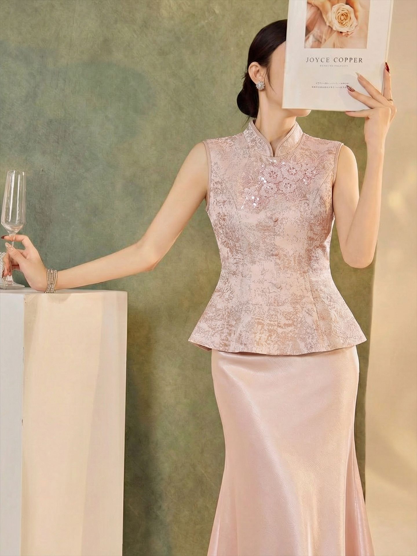 Áo khoác thêu châu không tay kiểu Trung Quốc mới, thiết kế quốc phong họa tiết loang màu, dáng ôm — Hồng ngó sen