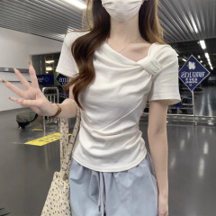 デザイン感ツイストブルー半袖tシャツ女性の夏の新型の不規則なしわが腰の小さい肩の上着を収めています。