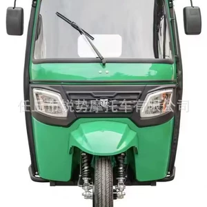 Yanacaqla işləyən qara sərnişin üçtəkərli motosikleti, benzinlə işləyən