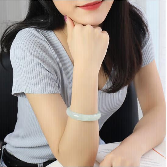 Vòng tay ngọc bích tự nhiên màu xanh nhạt chính hãng – đường kính trong 52–64 mm