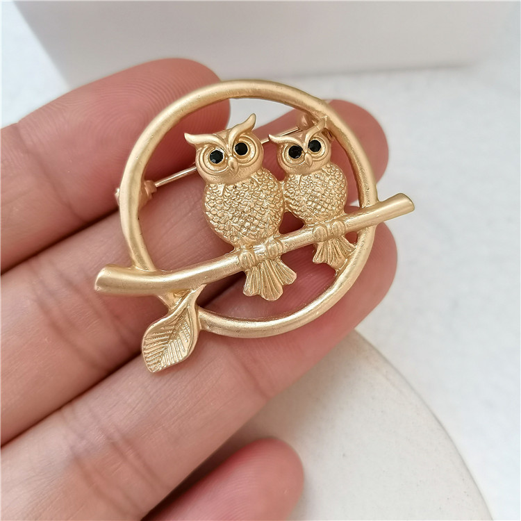 Vintage Owl Magpie Brooch Simple Frosted Matte Gold Corsage Clothing Accessories Women's Pin Accessories
