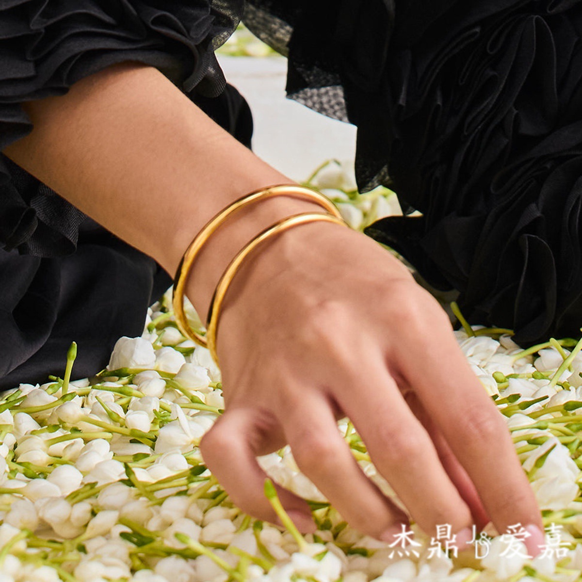Jeding pulsera de apertura hueca de acero inoxidable joyería que no se desvanece, joyería de acero de titanio de alta calidad de lujo ligero femenino, joyería transfronteriza