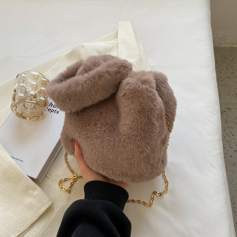 Bolso de peluche de mujeres otoño y invierno 2025 nuevo lindo bolso de cubo de mano bolso de lana de moda simple cadena mochila