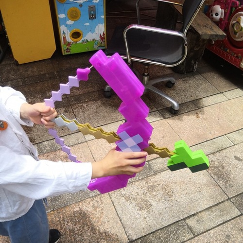 Minecraft toy model can shoot bows and arrows. Weapons can shoot brown and purple enchanted bows.
