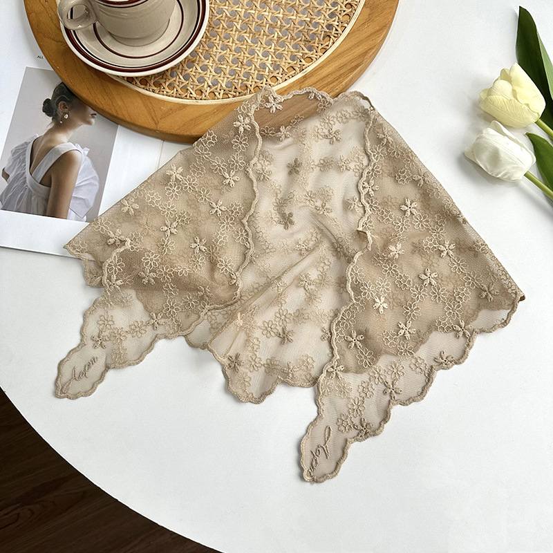 Pañuelo floral de encaje retro de estilo francés para mujer, turbante dulce junto al mar, diadema triangular artística versión coreana de moda.