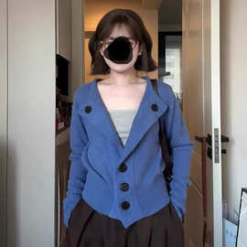 复古V领露肩撞色条纹长袖毛衣女2026春季新款辣妹设计感针织开衫