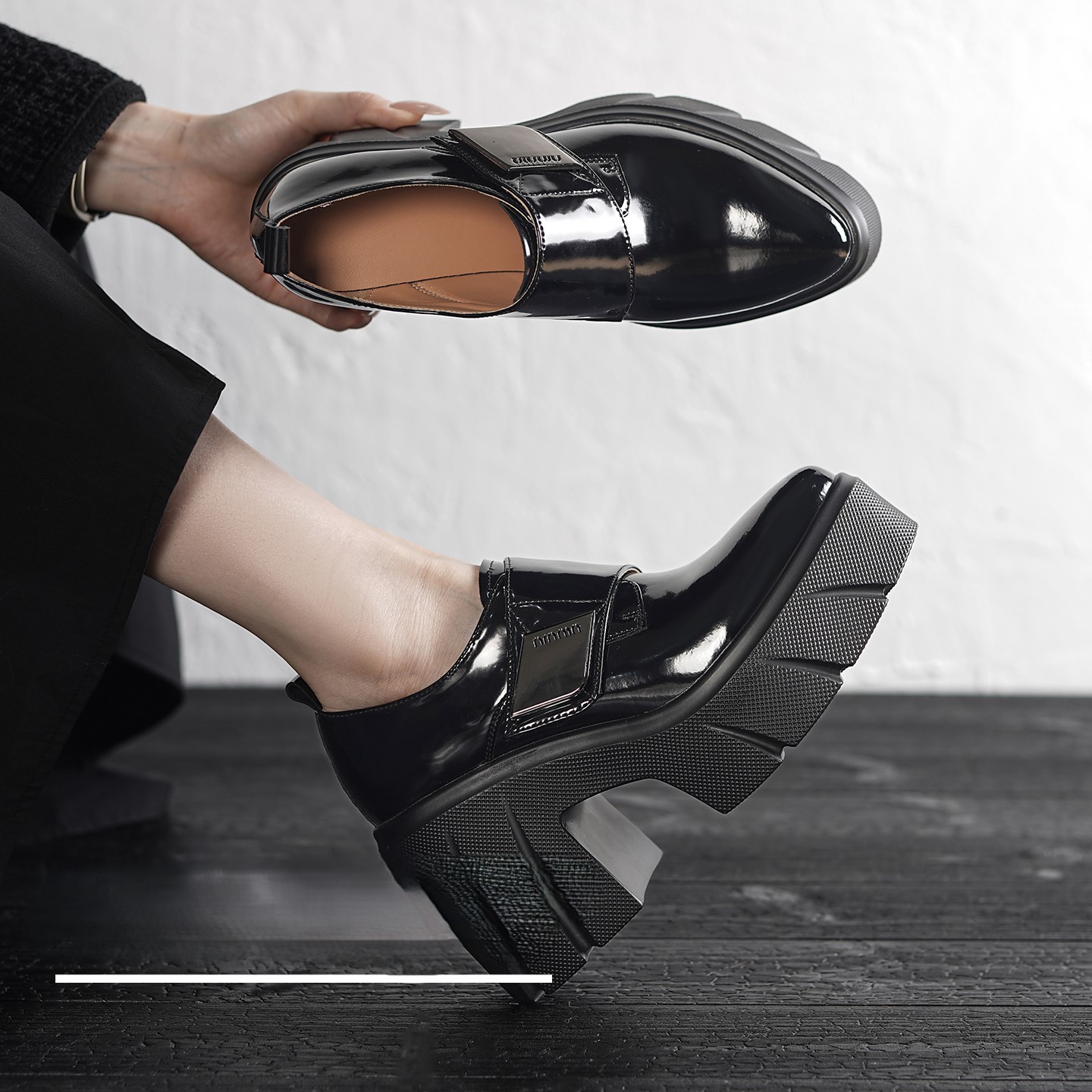 Giày lười nữ đế platform 10 cm mũi nhọn dây xỏ — màu đen
