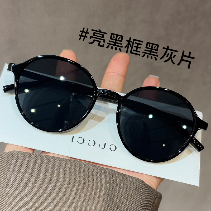 밝은 검정색 프레임의 검정색 및 회색 필름