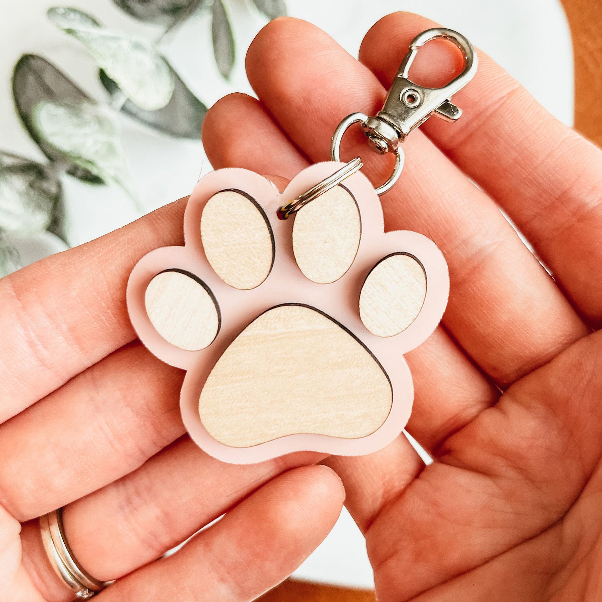 Nuevos productos transfronterizos Llaveros con huellas de madera Colgante de madera Accesorios de llavero creativos Características pequeños regalos personalizados