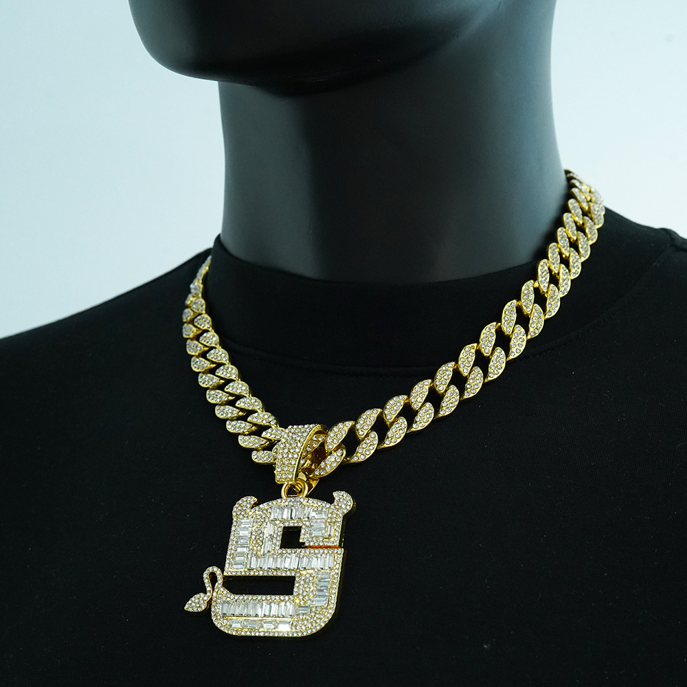 Ins Collar europeo y americano masculino Jiang Yunsheng con el mismo estilo Little Devil Colgante S letra Hip Hop Colgante Full Diamond Personalidad Accesorios