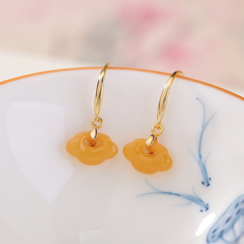 Bông tai hổ phách Ruyi mạ vàng phong cách cổ điển Trung Hoa mới — Một cặp