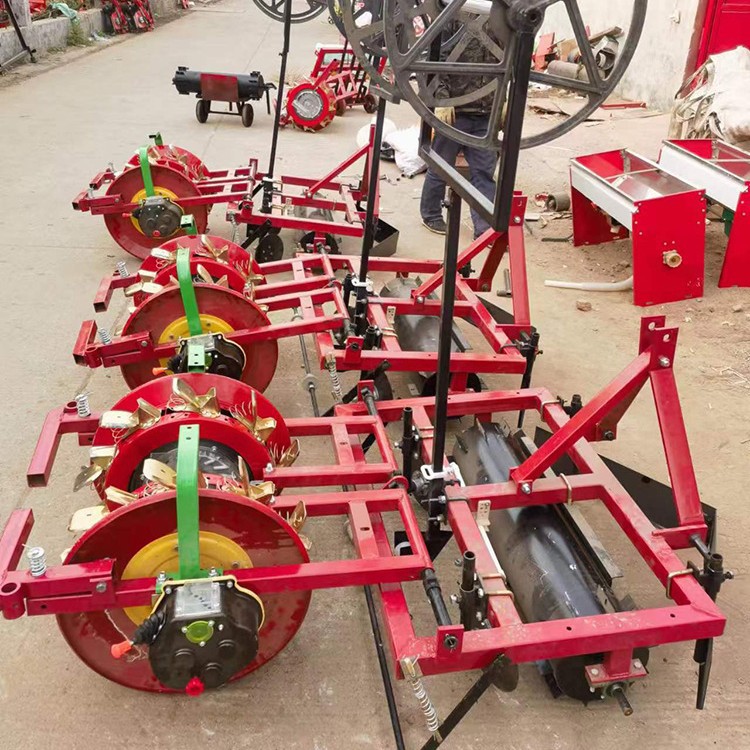 玉米施肥喷药滴灌播种机免间苗谷子高粱点播机膜上4行花生精播机