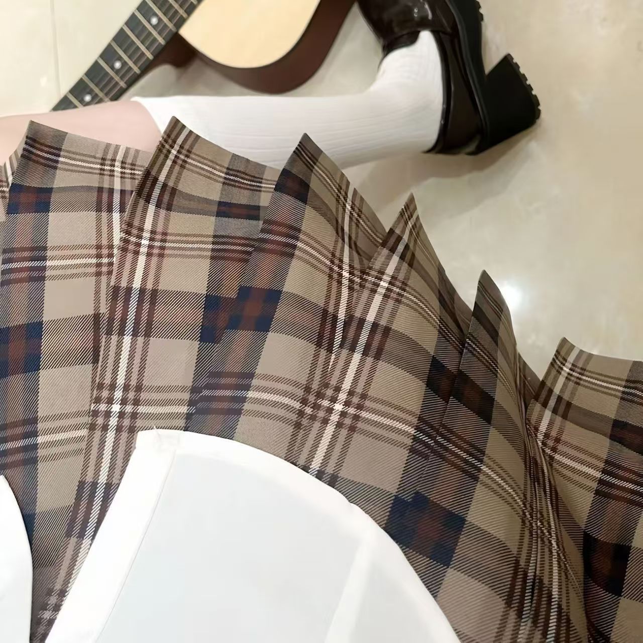 Маленькая коричневая клетчатая юбка