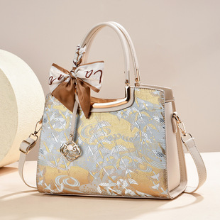 ����ʽ���L�̽��μ������Ů�������p��ͨ�ڰ����ذ���ĸ�H�Y���