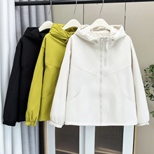 200斤胖妹妹秋季新款冲锋衣大码女装百搭户外连帽外套帽衫8072