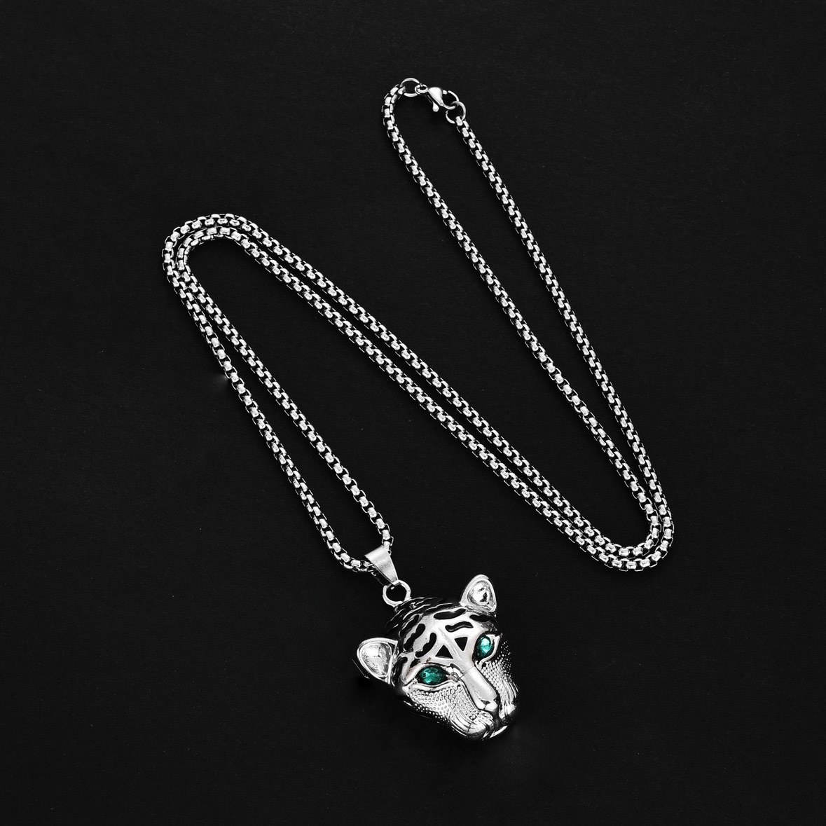 XL0357 green eye leopard head with steel chain 70cm