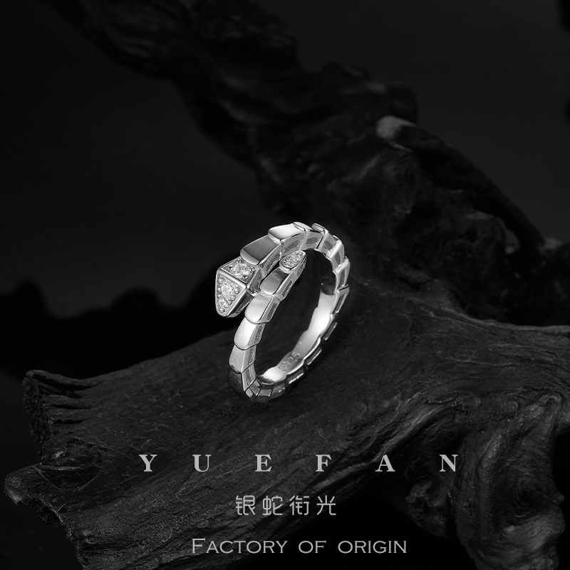 모이사나이트 화이트 골드가 세팅된 실버