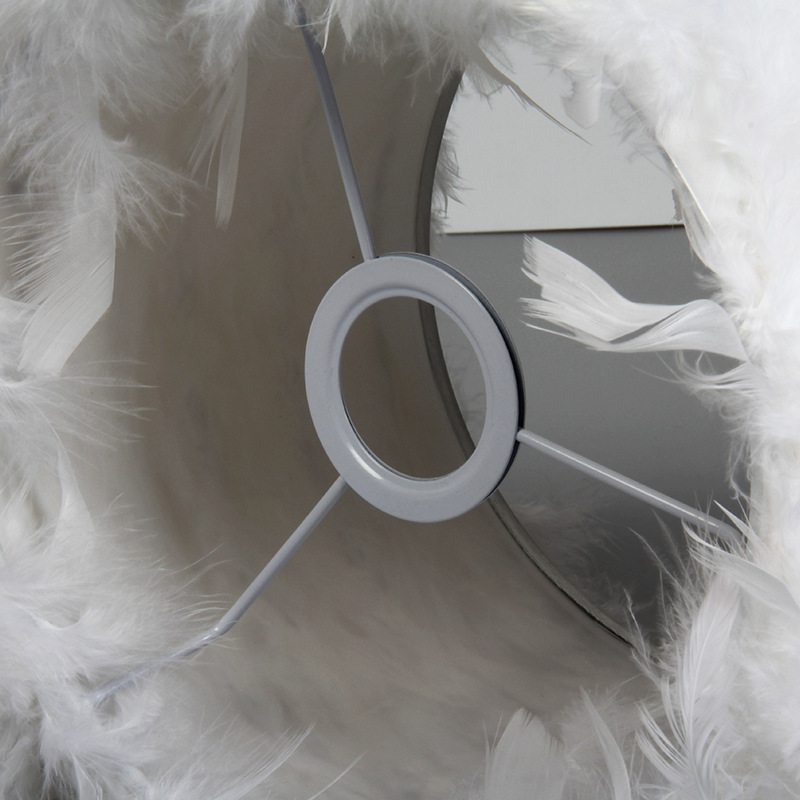 Lámpara de pie cubierta de plumas dormitorio moda creativa hecha a mano pluma pantalla lámpara de mesa pantalla fábrica al por mayor