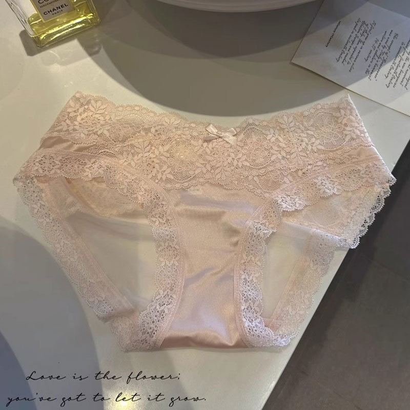 サテンのレースの女性の下着はセクシーです。|undefined