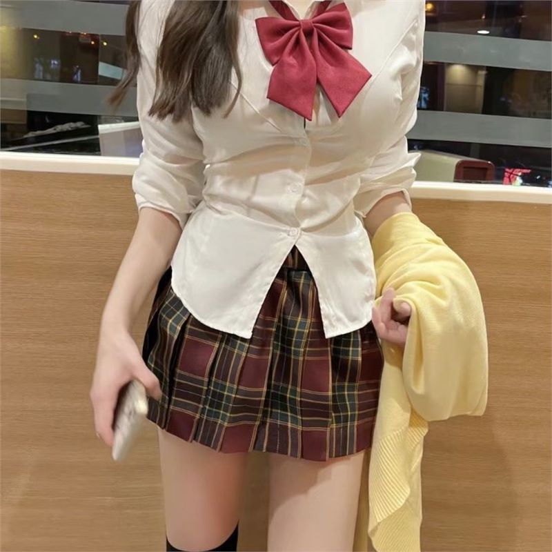 純欲ギャルは腰の長袖のシャツの女性JKの制服の学院の風の白いシャツを収めて身を修めてやせている上着のスカートを現します。|undefined