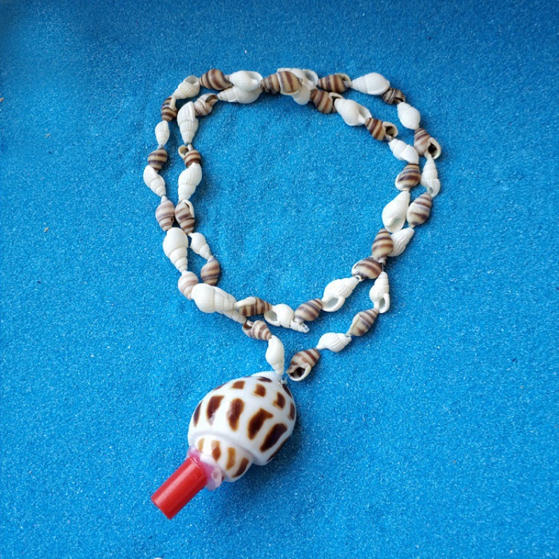 흰 목걸이 흑미와 달팽이 휘슬