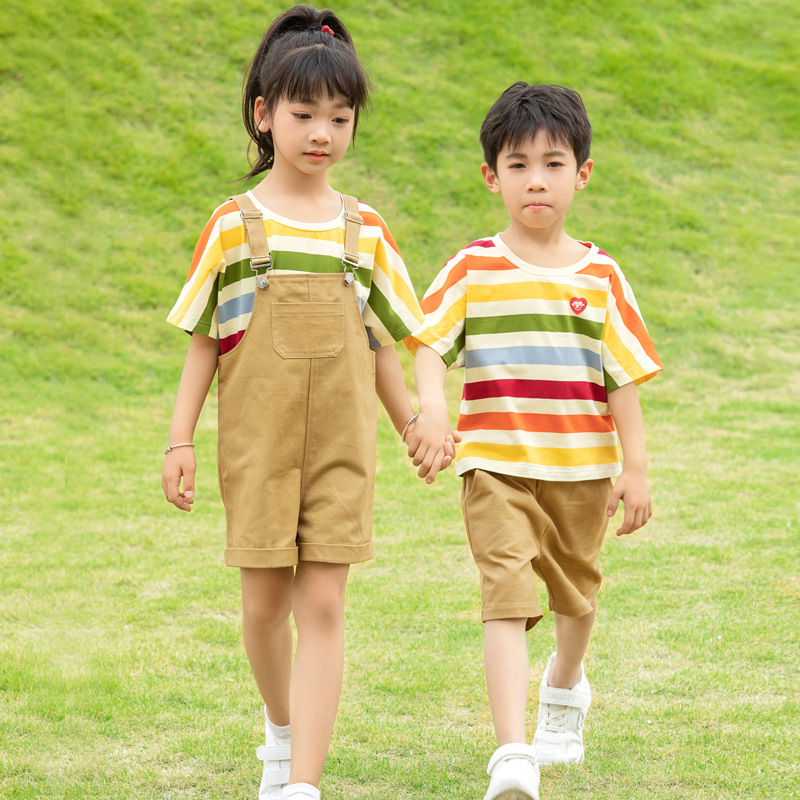 Una familia de tres o cuatro celebridades de Internet, ropa para padres e hijos, top de manga corta para niños a rayas de verano 2025, versión coreana de los overoles de madre e hija