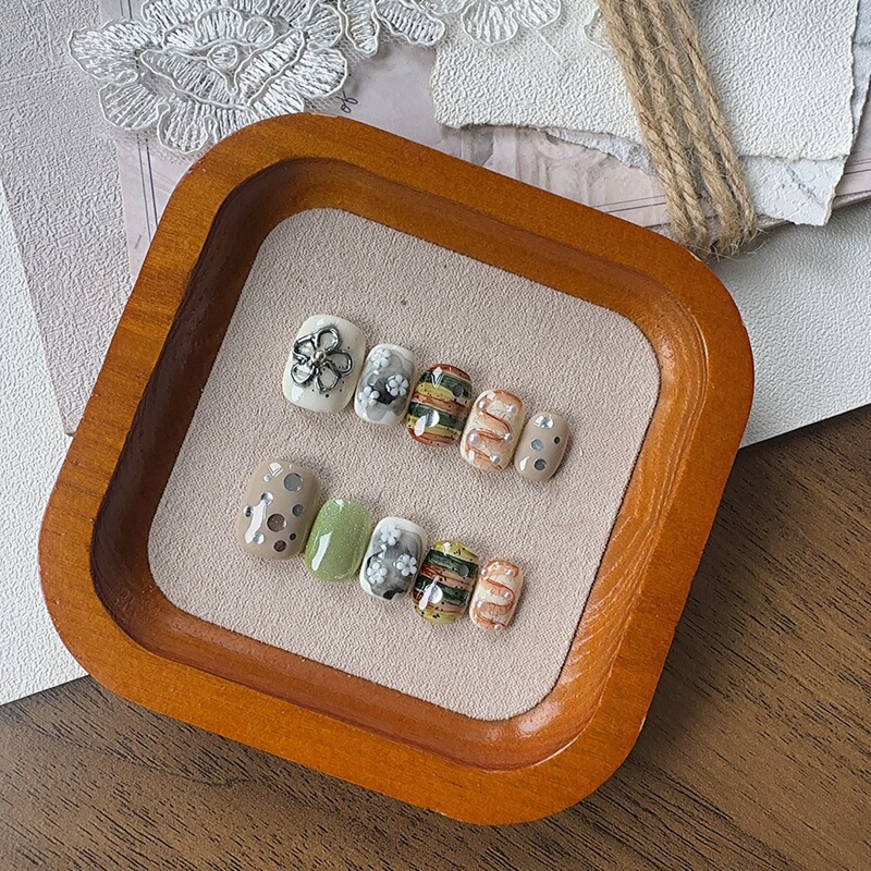 Niche Instagram-Style Forest-Themed Wearable Nails, Short Design with Hand-Painted Oil Painting + 3D Flowers, Gentle and Elegant Removable False Nails Niche Instagram-Style Forest-Themed Wearable Nails, Short Design with Hand-Painted Oil Painting + 3D Flowers, Gentle and Elegant Removable False Nails