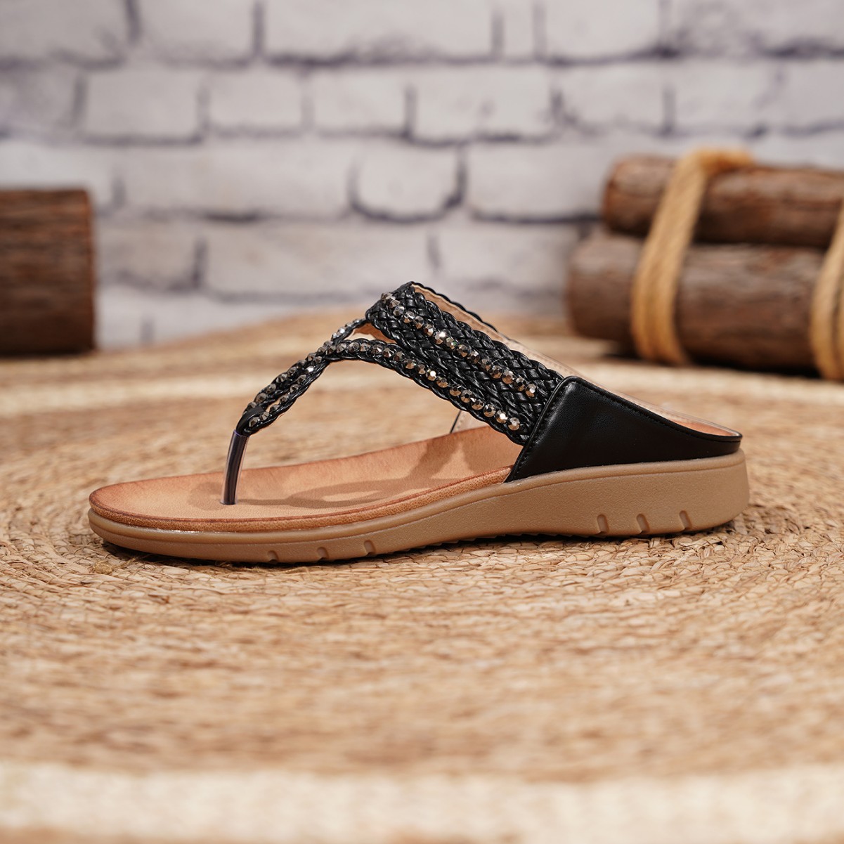 Infradito da donna con suola piatta, con strass e perline, adatte per le vacanze al mare._voghion.com