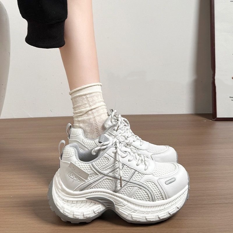 2026 aumento de altura zapatos deportivos casuales de primavera gruesa nueva zapatos blancos zapatos blancos para mujeres ligeros versátiles