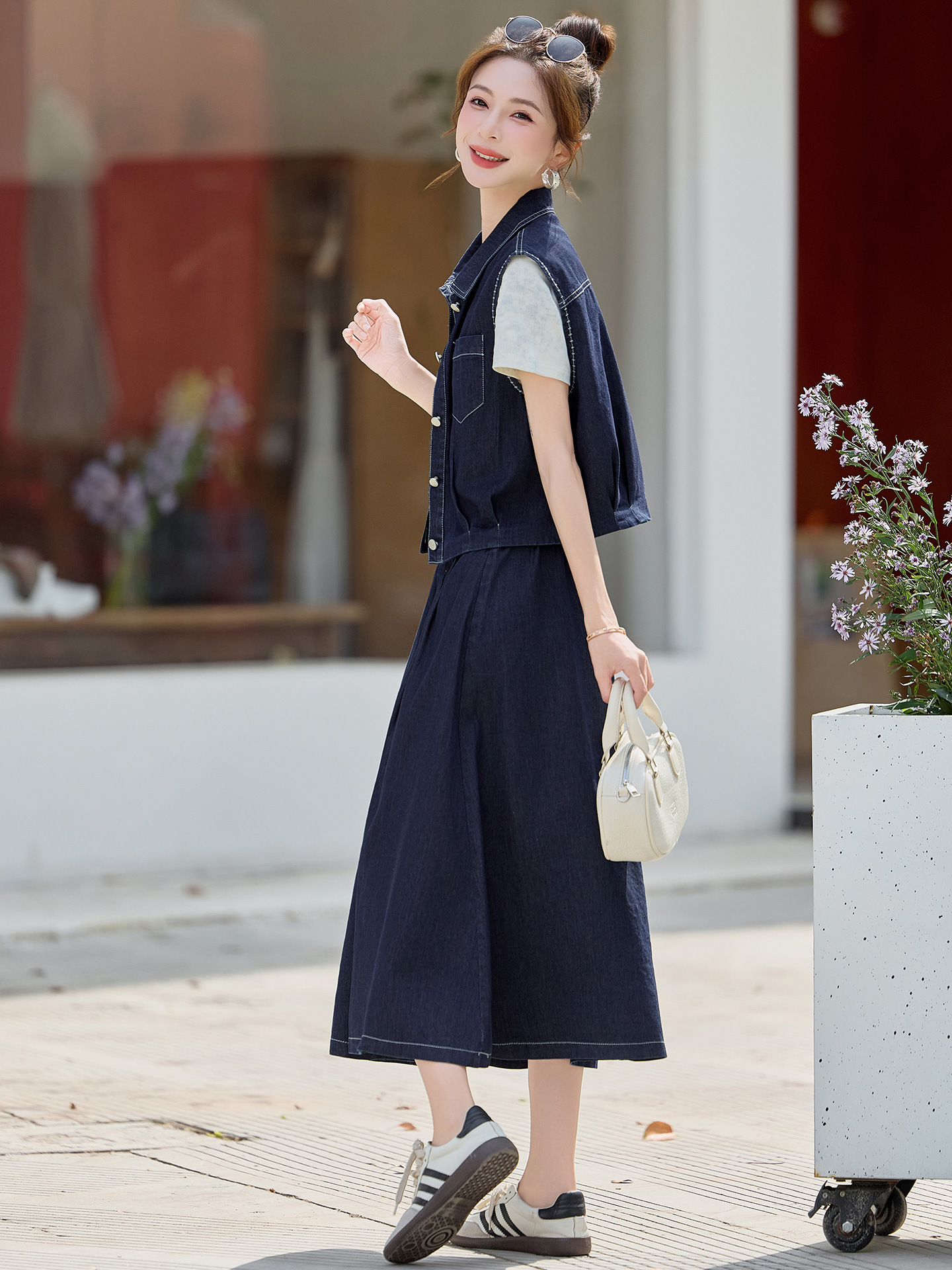 Bộ ba món thời trang nữ hè 2026: áo thun + áo khoác vest denim + chân váy midi — màu xanh nhạt, màu xanh đậm