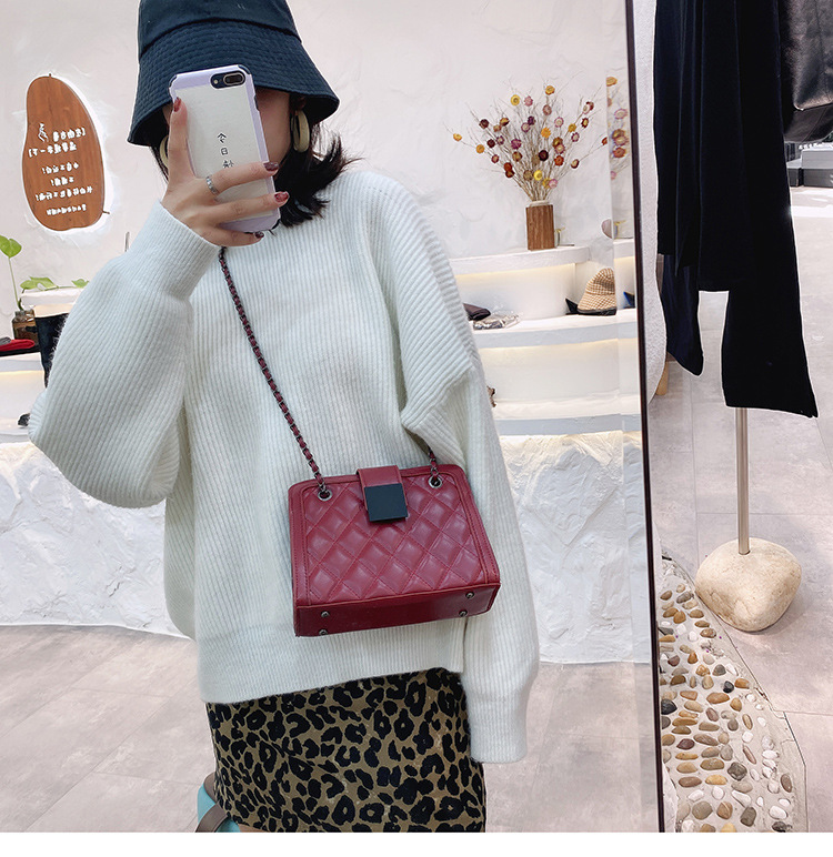 Fashion One-shoulder Messenger Rhombic Small Square Bag display picture 15