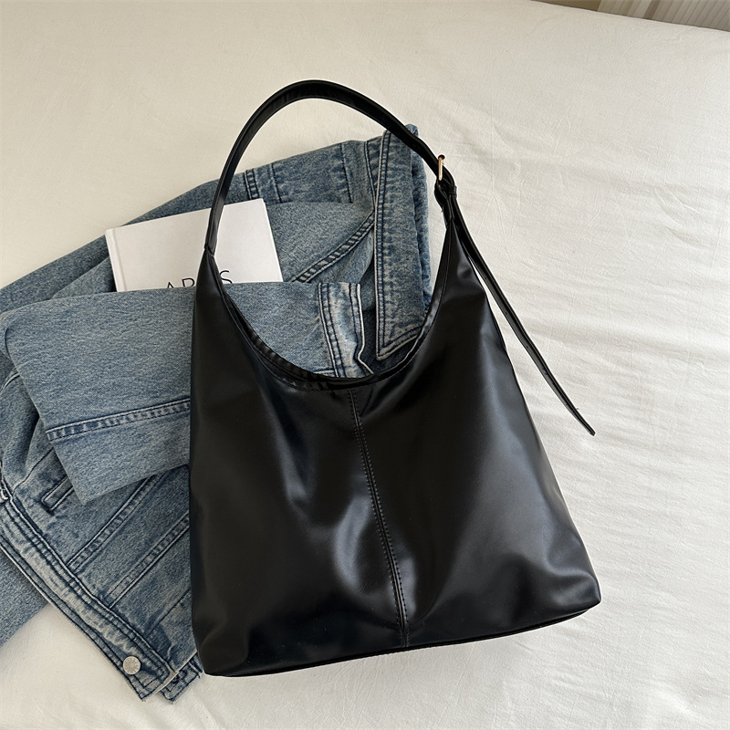 Bolsos de hombro de textura retro de viajes para mujeres 2023 este año, bolsas de brazo coreanas populares, bolsas de moda para mujeres.