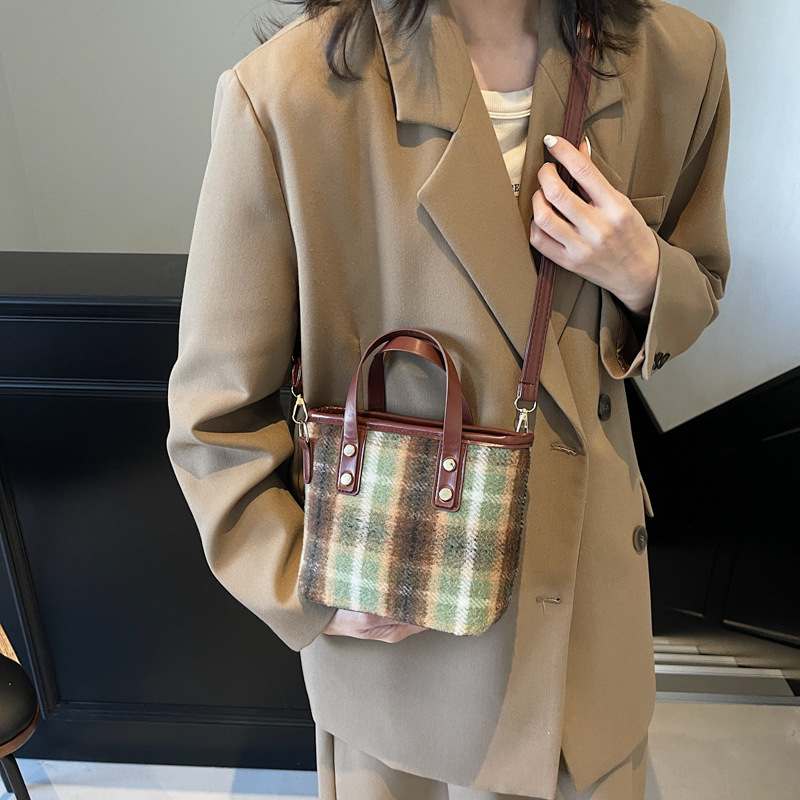 Bolsas populares de este año, bolsas de mujer a cuadrícula versátiles, 2024 nuevas bolsas de hombro de invierno, bolsas de cubo retro