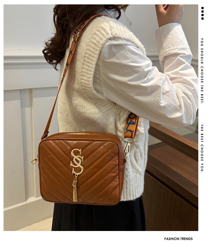 A stylish Korean-style wide shoulder strap small bag for women in the autumn of 2024, a niche design and versatile camera bag, an ins crossbody small square bag details Picture