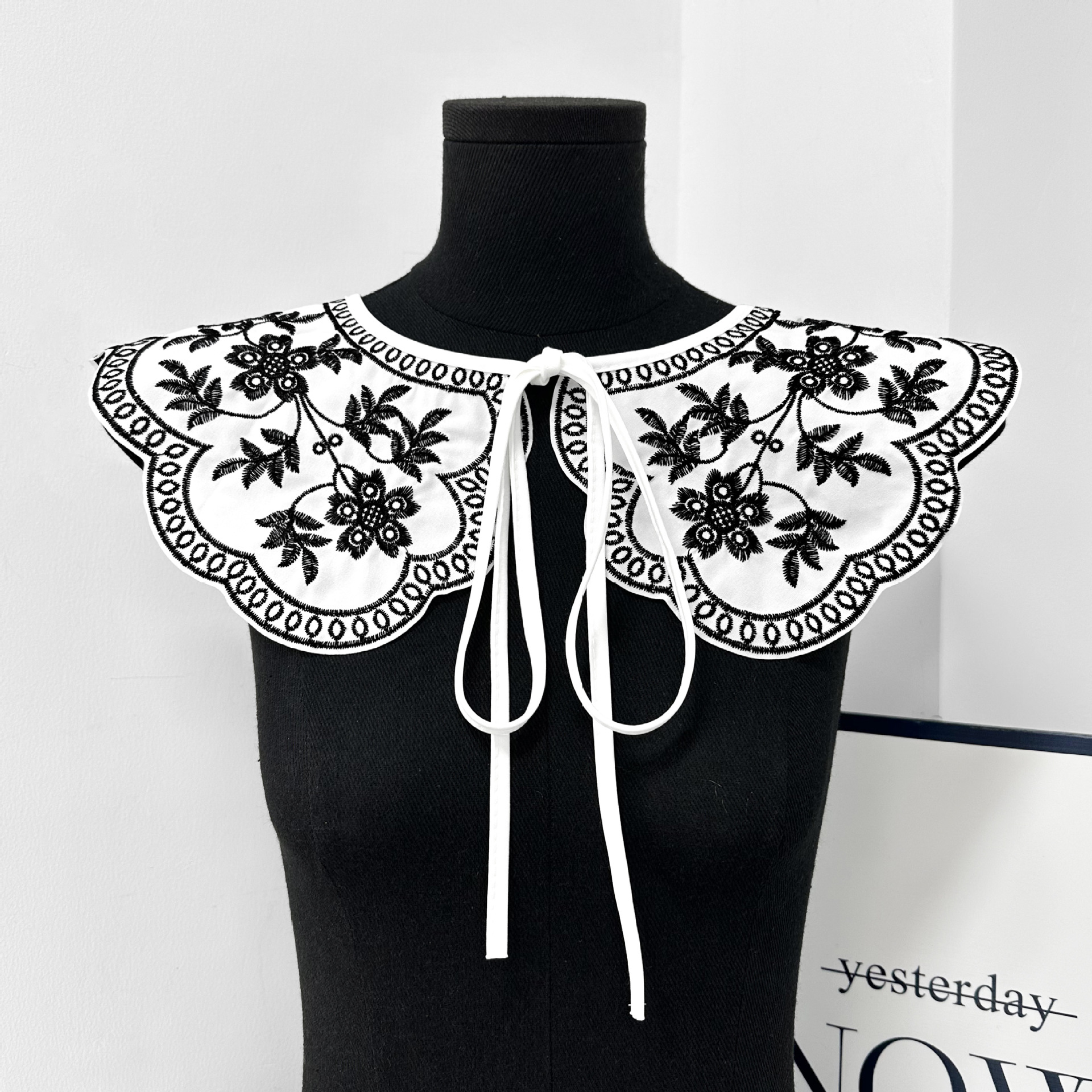 Collar falso de primavera y verano exquisito bordado en blanco y negro ropa de mujer vestido de suéter a juego collar decorativo transfronterizo dedicado para el comercio electrónico
