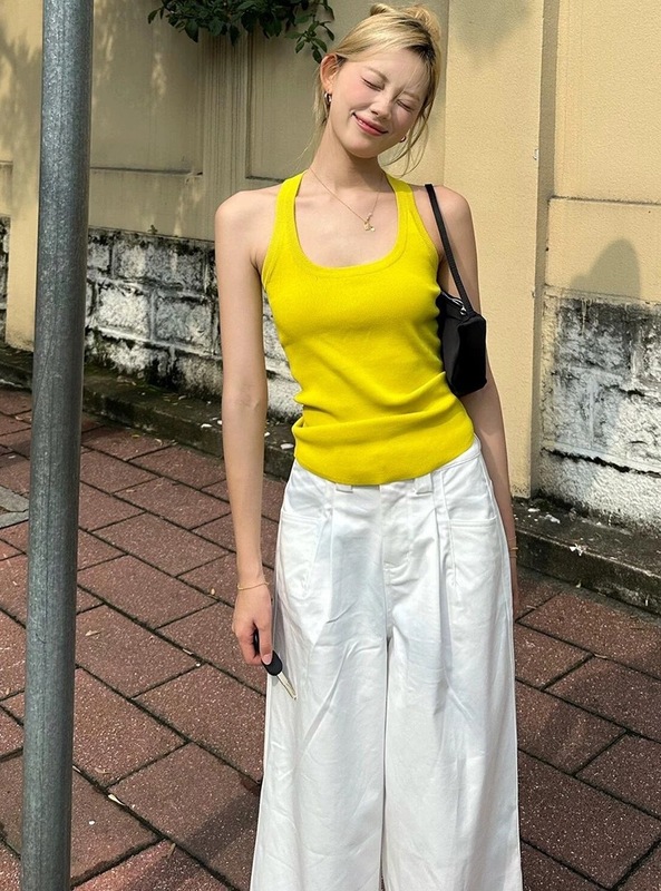 帆泰に頼ってレモンの黄色を修理して首のガーターのベストの女性の少女を掛けます。|undefined