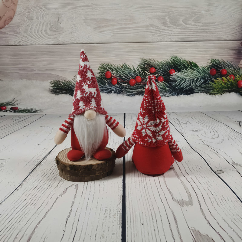 国境を越えたクリスマスニット帽人形の座り方に顔のない人形のショーウインドーがクリスマス舞踏会パーティーの装飾を飾っている|undefined