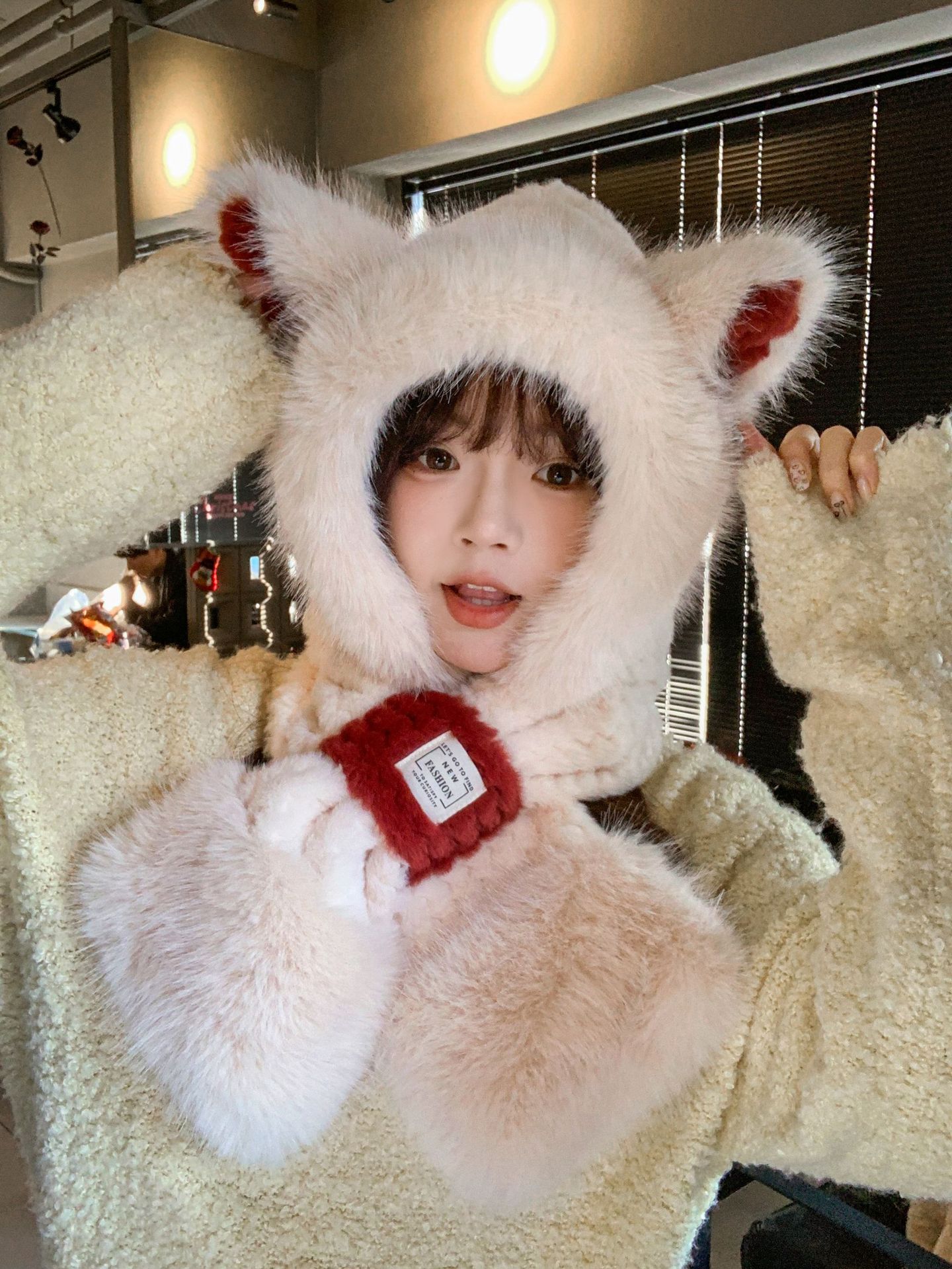 Белая шапка, бархатный шарф, с медвежатами