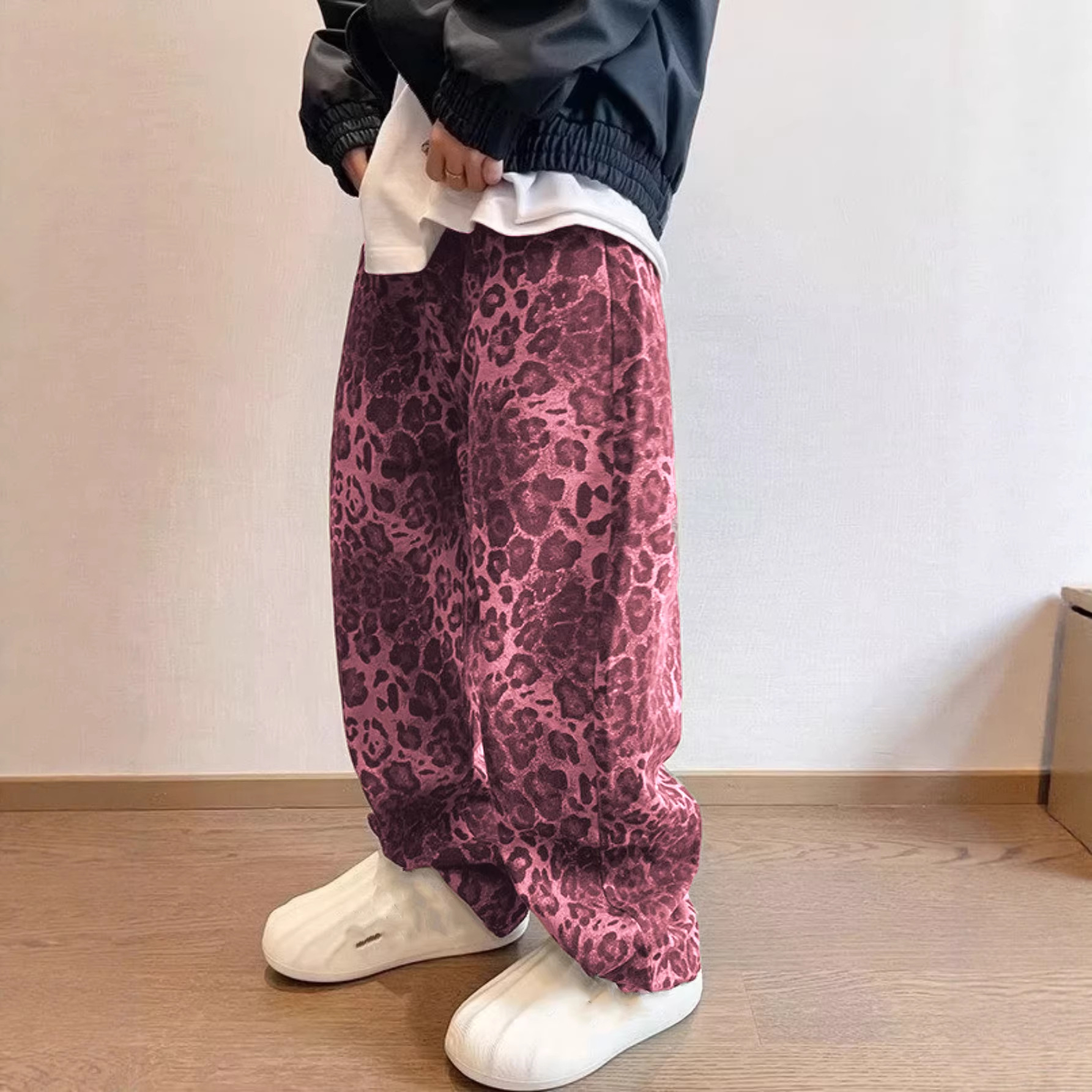 Herrenbekleidung: Lässige Jeans mit weitem Bein im amerikanischen Stil, modisches Leopardenmuster, trendige und bequeme Jeans._voghion.com
