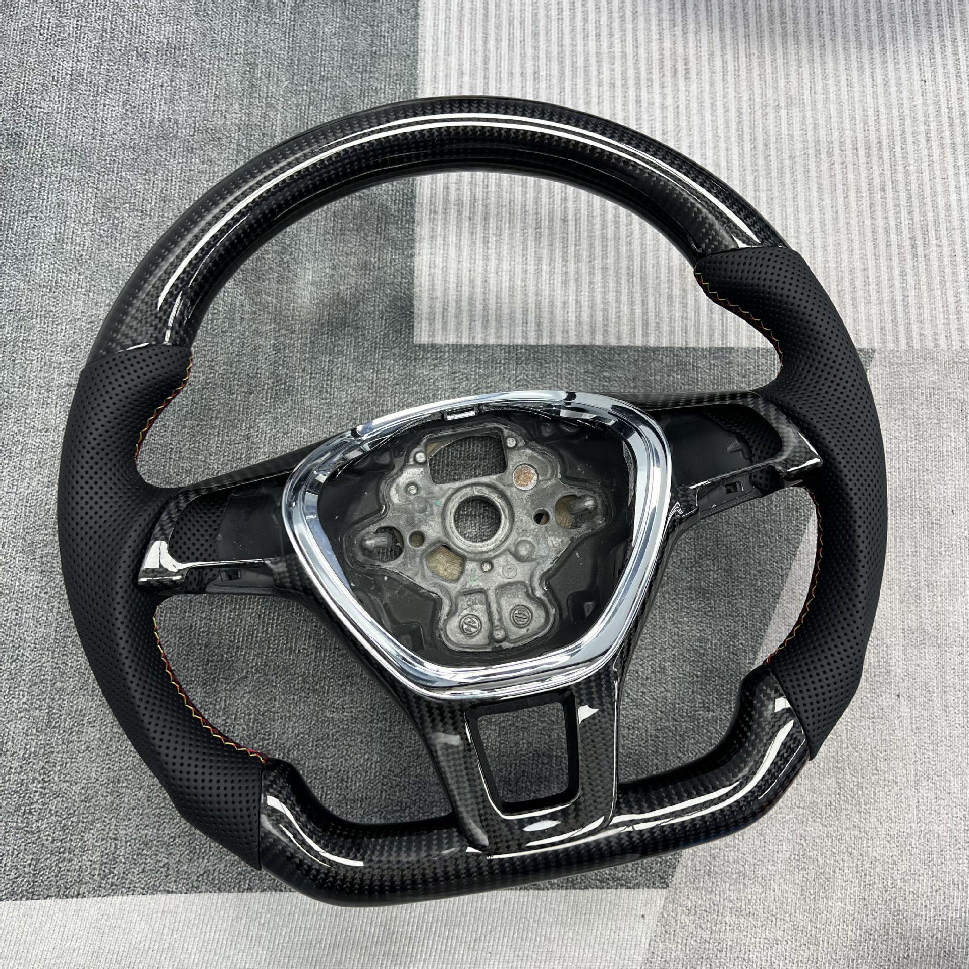 Factory customized carbon fiber steering wheel processing is suitable for Volkswagen Magotan/Sapat/Tuyue/Weilan/Polo