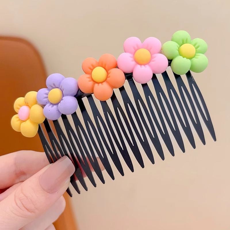 Hermosos niños tirando del cabello de la cabeza de la niña peinada de cabello de la parte posterior de la frente peinada peinada de cabello toque