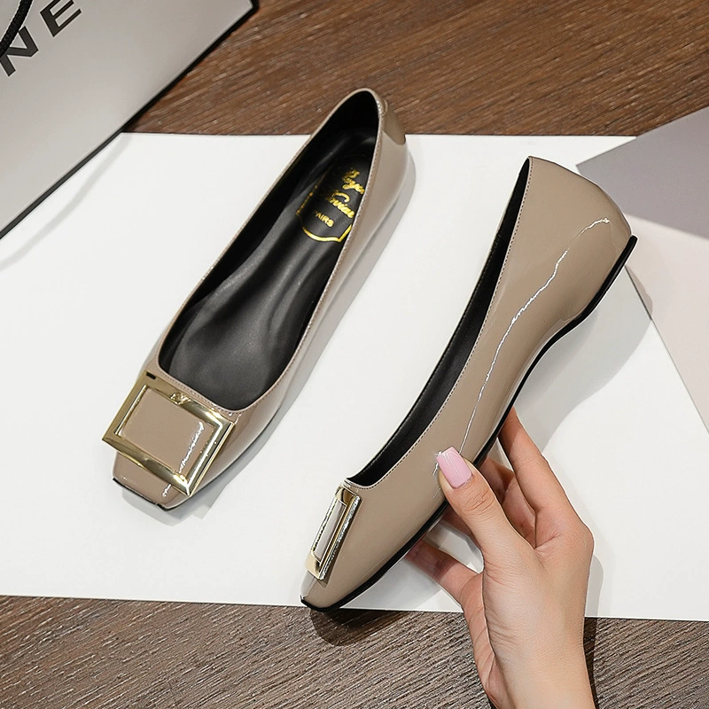 Французские квадратные пуговицы неглубокие лакированные кожаные туфли на плоской подошве