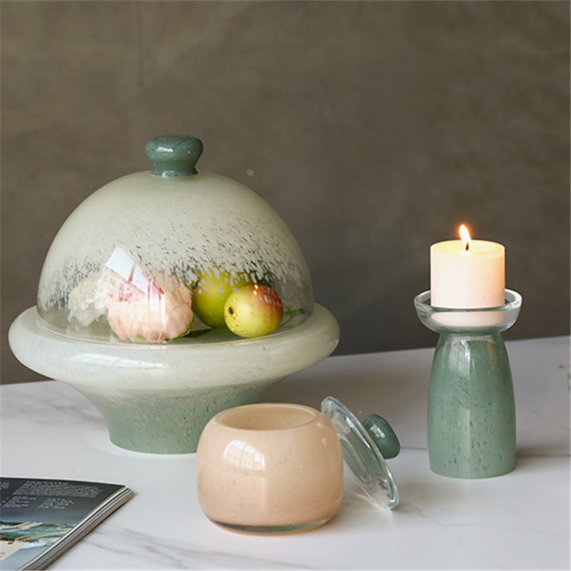 Mesa de comedor de estilo crema de dos colores empalmado vasos de estilo medieval mini tazas de agua platos de frutas platos de comedor decoración de platos de bananas