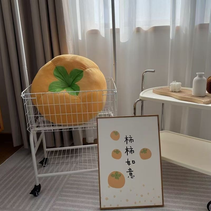 Ins創意シイタケトマトリビングソファクッション部屋の床に飾られた置物ベッドの上に窓があり、枕を抱く椅子があります。|undefined