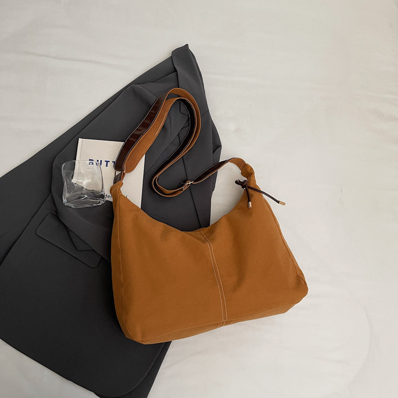 Suelo suave de gamuz de cautiverio 2024 nuevo color sólido de invierno gran capacidad simple de moda bolso de hombro bajo la axila