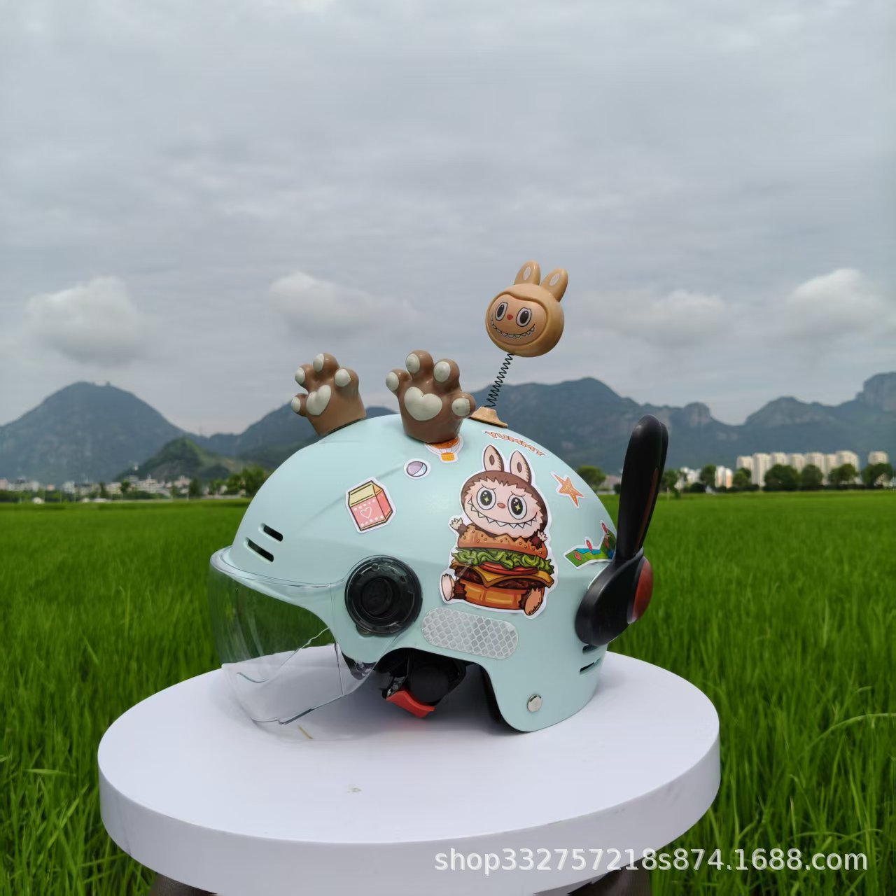 연두색 천 + 투명 거울 + 갈색 고양이 발톱 + 커피 천 + 검은 토끼 귀